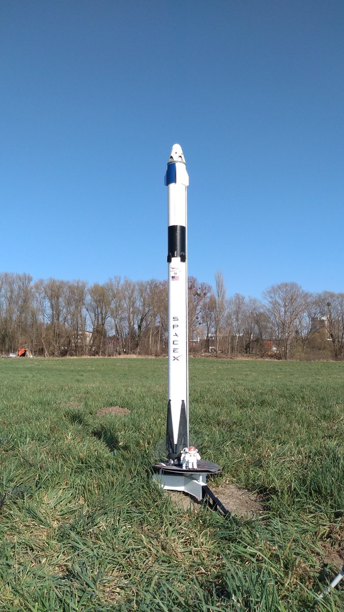 SpaceHolgar's tweet photo. ... at the launch table you can see a #SpaceX #Falcon9 #CrewDragon model in 1:50 scale propelled by 9 motors! Liftoff weight is about 1 kg! #minilaunchers 🚀 #STEMeducation #STEAM #MissionAlpha #Crew2 #NASA #ESA #JAXA 
https://t.co/hmSPloxwiH https://t.co/PBu1y74nRj