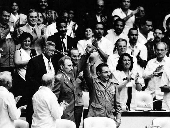 #Cuba Fidel en el V Congreso del PCC: "¿Qué derecho tiene el imperialismo a decirnos cómo tenemos que vestirnos nosotros y cómo debe ser el traje? Eso lo decidimos nosotros." #8voCongresoPCC #CubaViva #PatriaOMuerte #PatriaOMuerteVenceremos