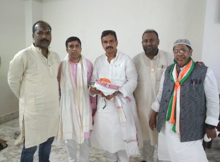 DrWaseemSagarA1's tweet photo. आज चौरंगी विधान सभा (162) के प्रतियाशी श्री संतोष पाठक के नामांकन कार्यक्रम में शामिल हुआ. और उनके कार्यालय में बैठ कर उनसे चुनाओ की रणनीति पर चर्चा की। साथ में प्रदेश चेयरमैन शमीम अख़्तर व शहज़ाद अनवर और AICC आब्जरवरस।
#NadeemJaved
#AICC
#AICC_Minority_Department
#With_RG https://t.co/MLFiK3Zhd5