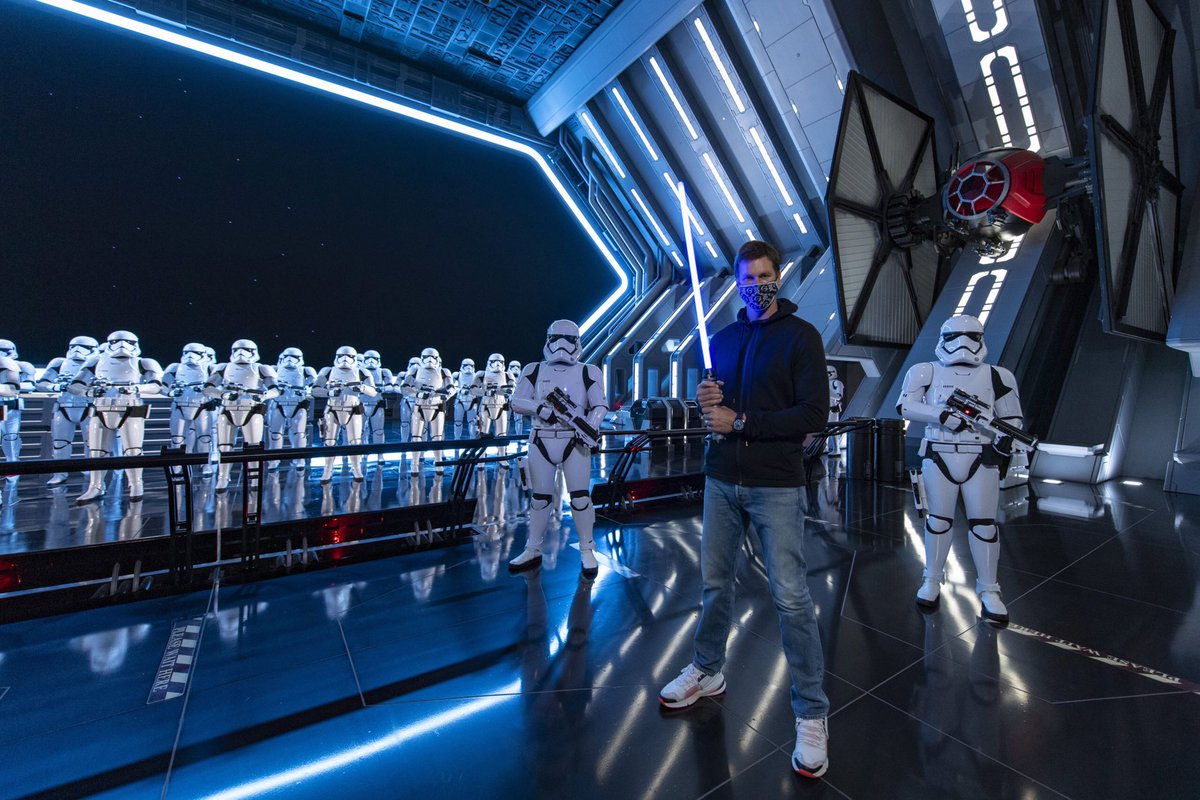 sobephoto's tweet photo. #TomBrady went to #DisneyWorld 
#StarWars https://t.co/GYiqQvp9i7