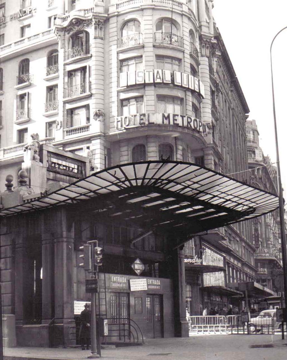SecretosdeMadri's tweet photo. ▶️ Confirmado: La estación de @metro_madrid de Gran Vía abrirá en julio. Así era originalmente esta joya de estación, con su templete de Antonio Palacios. El nuevo diseño tendrá una réplica del mismo.

#madrid https://t.co/GcsoJMQfAa