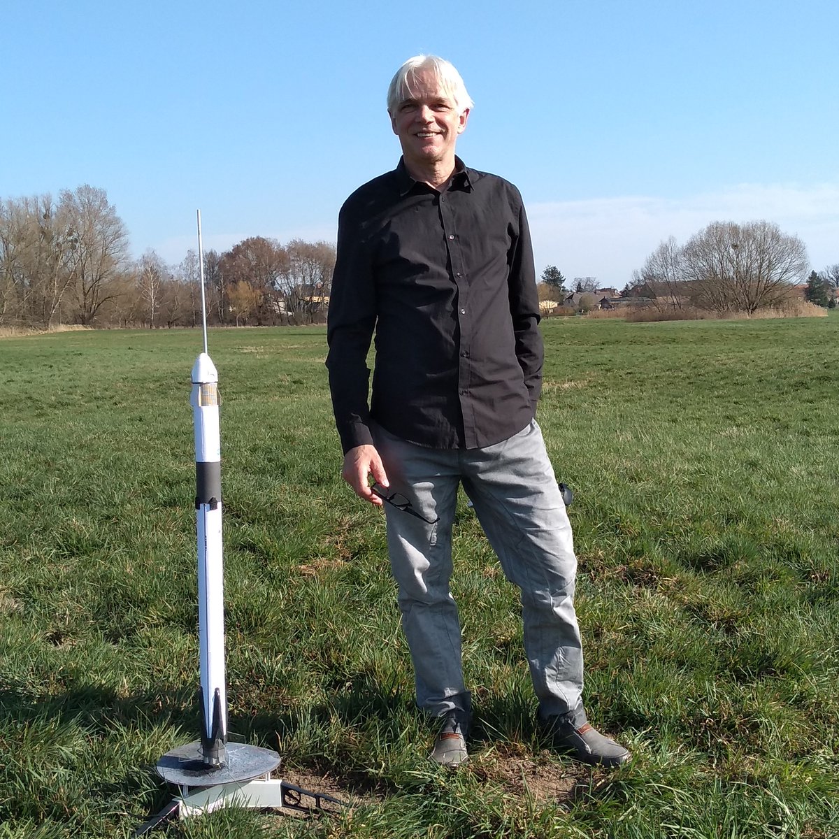 SpaceHolgar's tweet photo. ... for this launch of our mini #SpaceX #Falcon9 dedicated to #MissionAlpha/#Crew2 we had some very special VIP guests at our launch site @SpaceportBER: @tobi22_ (with a #drone) and Eugen Balanskat - an artist inspired by #space topics! #minilaunchers 🚀
https://t.co/hmSPloxwiH https://t.co/TfHiEsNCiH