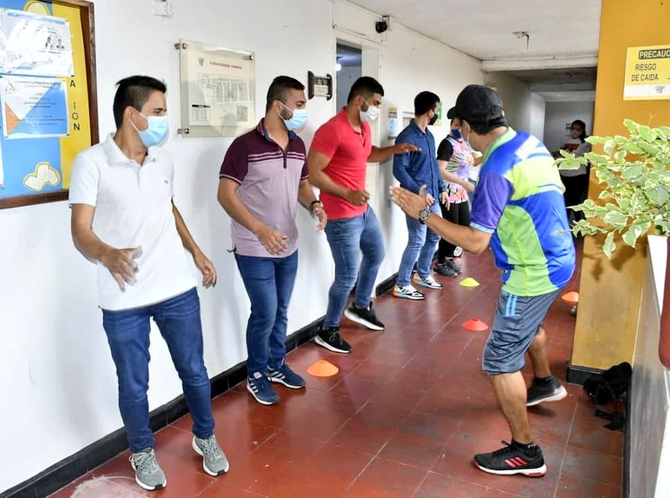 OSCARCHUCURI's tweet photo. En el #DÍAMUNDIALdelaACTIVIDADFÍSICA #SanVicenteDeChucurí en MOVIMIENTO: ADULTOS MAYORES del #HogarDelAnciano/PRIMERA INFANCIA en #HogarInfMafalda/alcaldía/#ZonaKids- #Cultivarte/#CasaDeLaCultura/#ZonaFIT en #Angostura. #IMERDES. #SanVicenteMásDeporte. #OscarRodríguezAlcalde. https://t.co/7fshCE8WeH