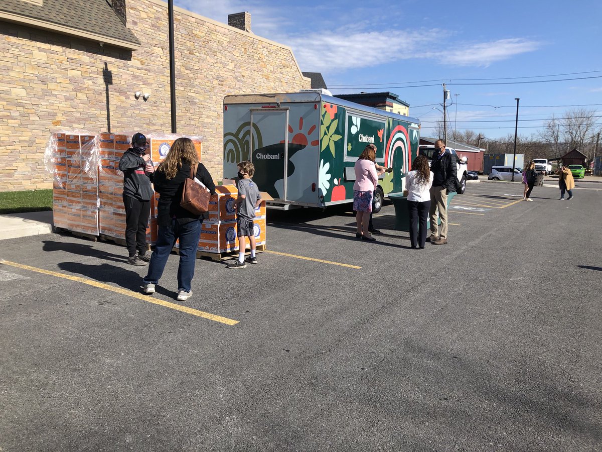 edavisearl's tweet photo. A drive up food giveaway is being held at the Irish Cultural Center in Utica this morning. 100s of cars were lined up for the event. ⁦@Chobani⁩ is giving yogurt out, in addition they donated $25,000 to the Compassion Coalition for a new refrigerated truck.⁦@WKTV⁩ https://t.co/h8yxZfrKEp