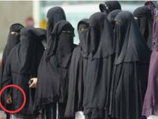 Kenapa yang bercawet identik dengan warna hitam? Ada yg tau?
**Pict hanya nyomot. 
Sorry taypooo..
Bercadar maksudku..🤭🤭🤭