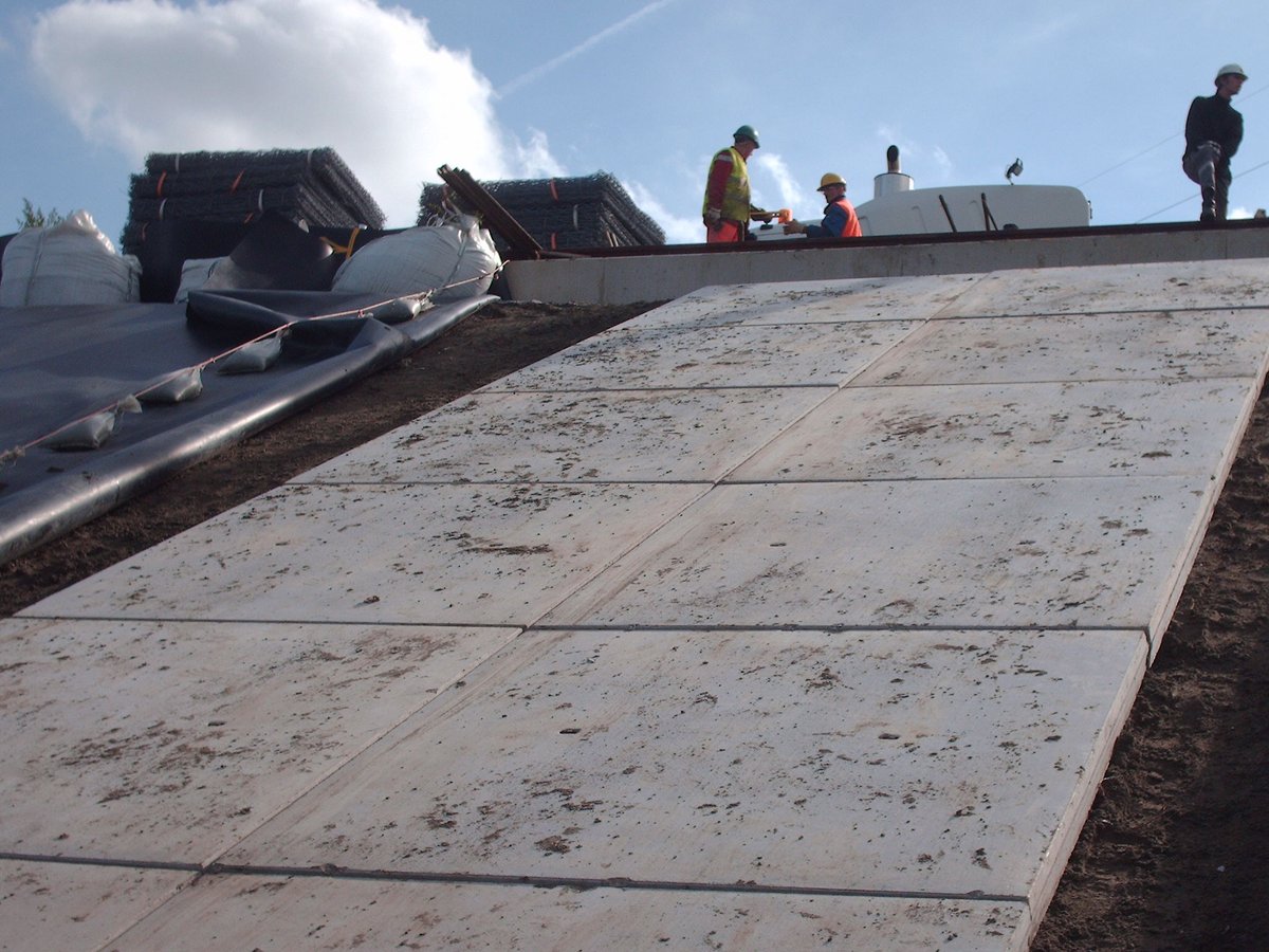 Stelcon_Belgie's tweet photo. Het is geen probleem om de Stelcon-platen te plaatsen onder hoge hellingsgraad. Vraag naar de plaatsingsvoorschriften bij onze medewerkers. #stelcon #stelconplaten #beton #betonplaten #betonnenvloerplaten #vloerplaten #terreinverharding #stelconbelgie https://t.co/UzcgOQOUDO