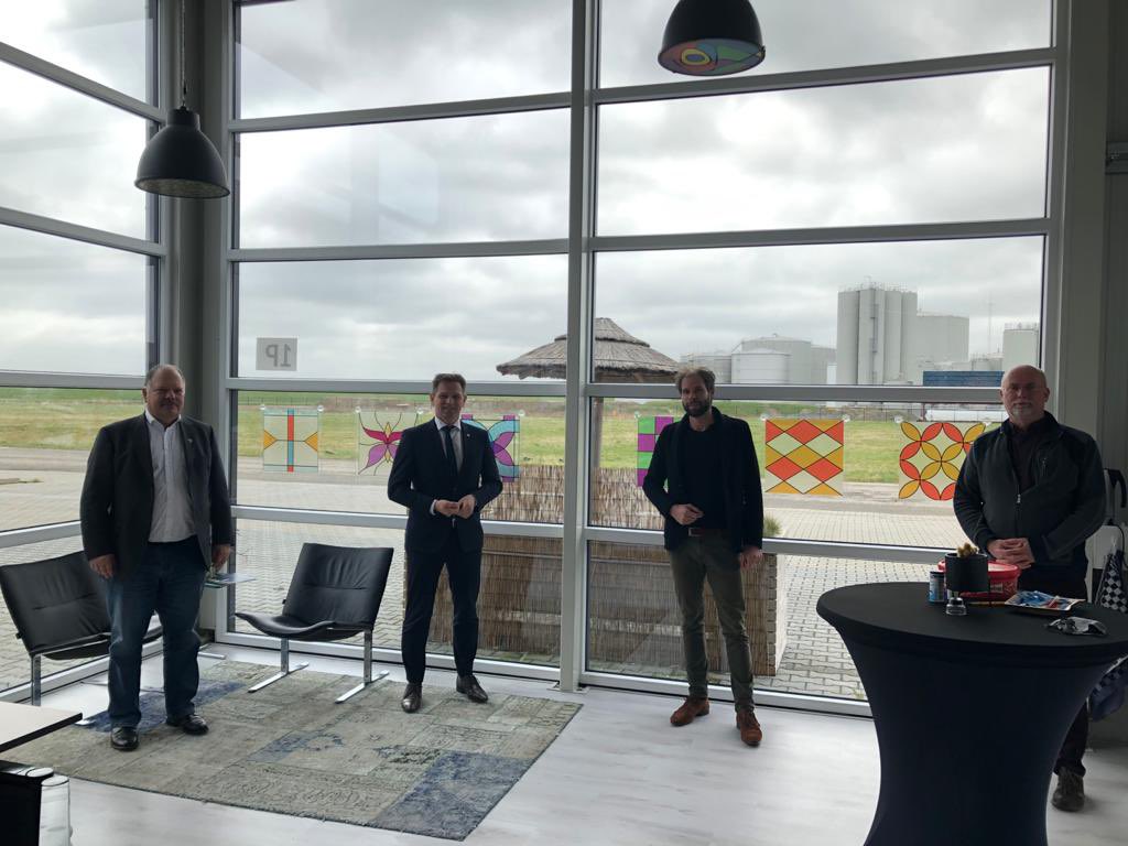 JoAnnesdeBat's tweet photo. Bezoek aan @VKPBV (over circulair- en met hout bouwen). En aan @luximprint. Over ondersteuning aan MKB in coronatijd en wat pionieren in een nichemarkt betekent. #Zeeland # MKB https://t.co/zov2NjcD2C