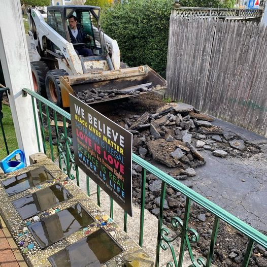 smithmkt's tweet photo. Imagine my surprise to see @VancityReynolds moonlighting for the masonry company re-paving my driveway! https://t.co/o9oR7ZIhfz