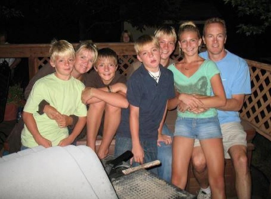 RossRocky's tweet photo. To think that tomorrow he will see a baby in this family and that the boys will be uncles for the first time, Rydel with Capron parents, and Stormie and Mark as grandparents, omg😭😍
#rosslynch #babyfunk https://t.co/jQ1SMmIYs3