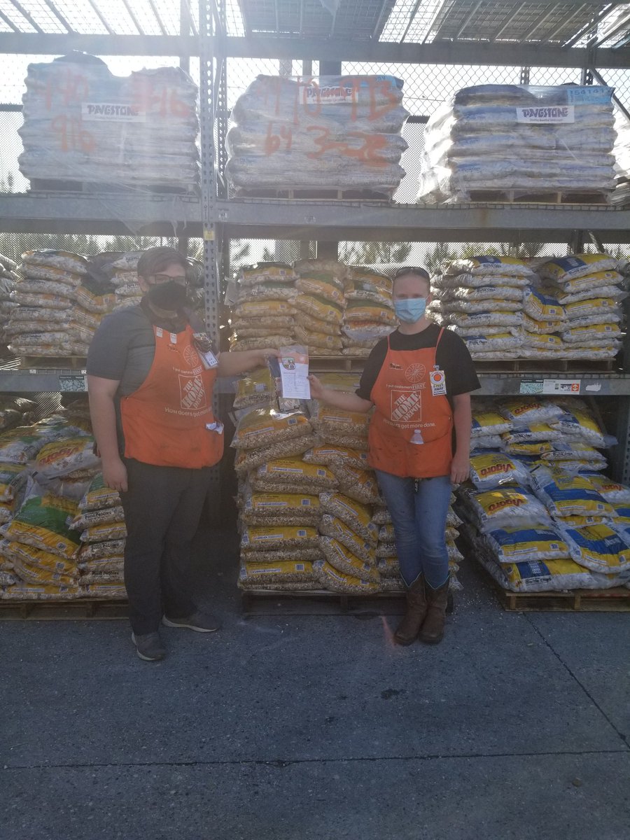 DH Steven recognizing new associate Sam for being a ROCKSTAR in garden! #allaroundawesomeness <a href="/2915Tammy/">Tammy SM 2915</a> <a href="/StevenHauptman1/">Steven Hauptmann</a> <a href="/ChrisDurand_HD/">Chris Durand</a>