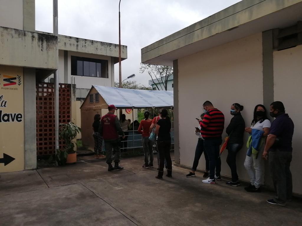 En el estado #Táchira continúa la jornada de vacunación del sector Educativo, gracias al esfuerzo del Gobierno Bolivariano Presidente <a href="/NicolasMaduro/">Nicolás Maduro</a>, Protector <a href="/FreddyBernal/">Freddy Bernal</a>, Ministro @psuvaristobulo @MPPEDUCACION y Gabinete de Salud, Dra. Amelia Fressel. 
#PrevenciónEnFamilia