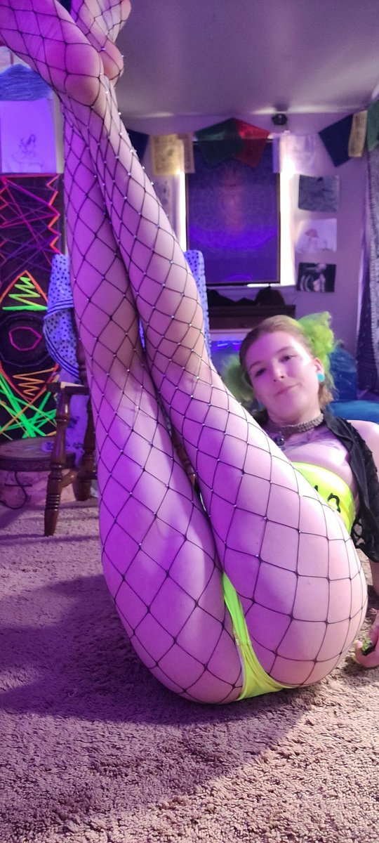 EllaRed18's tweet photo. https://t.co/mYZOaz8LT0 #onlyfans #fishnet #legs #sugarbaby #neonbabe #followforfollow https://t.co/rnMqYgw9Tt