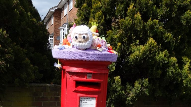 Another Easter Bonnet on Post Box at the corner of St Marys Close and High Road. benfleethistory.org.uk/content/browse…