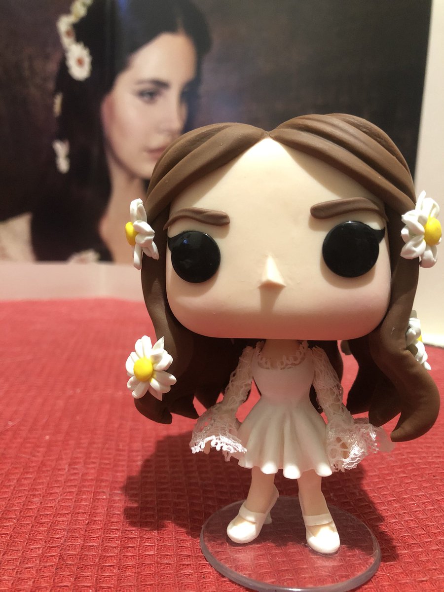 MaluLimaC's tweet photo. Funko pop artesanal da Lana Del Rey, a coleção vem
#LanaDelRey #LDR #LDRV https://t.co/iRri7AvsFV