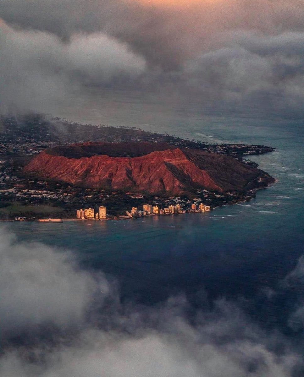 BeachHawaii's tweet photo. While summer is undoubtedly the busiest time of the year for visiting Hawaii, especially for families with kids out of school, it also happens to be the best few months for sunny, beautiful weather.

▪️ @jacobosterrr ▪️

#DiamondHead #BeachBum #VisitTheIslands #ExploreHawaii https://t.co/LfqRv686al