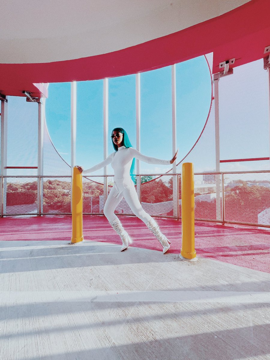 eymesantos's tweet photo. Some shots from “BUSY” video 💎✨ https://t.co/WKcnmnS7kA