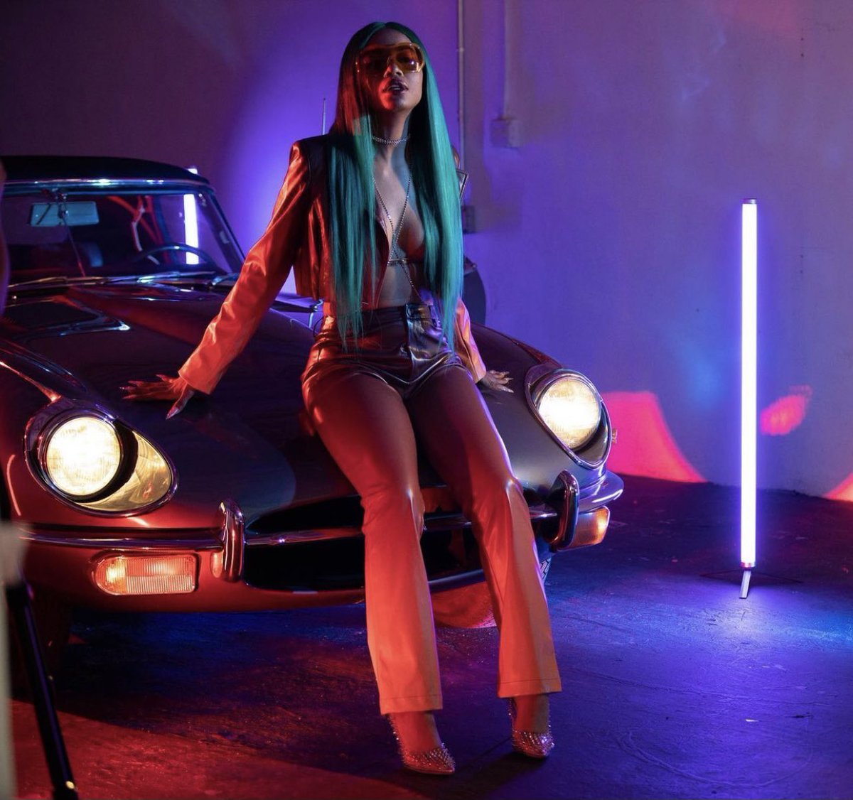 eymesantos's tweet photo. Some shots from “BUSY” video 💎✨ https://t.co/WKcnmnS7kA