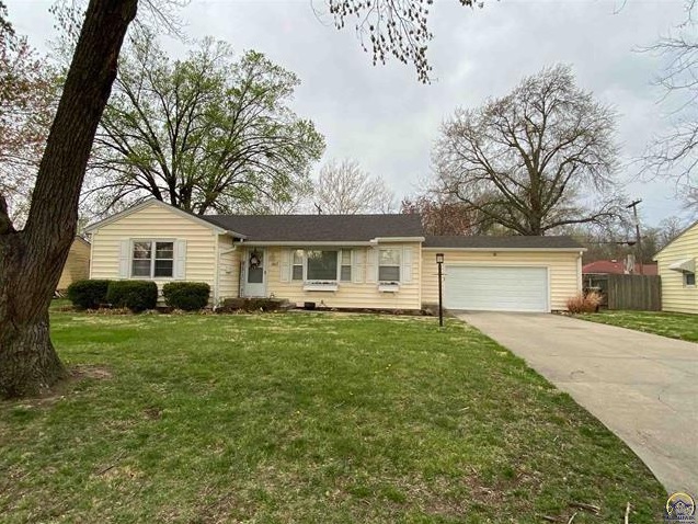 CWRealtyInc's tweet photo. New to the market and won't last long! This one is move-in ready and waiting for it's new owners. Will it be you?

Listing provided by Countrywide Realty, Inc.
#weselltopeka #RealEstate 
https://t.co/n2EigGNlor https://t.co/CNOnyyTRsK