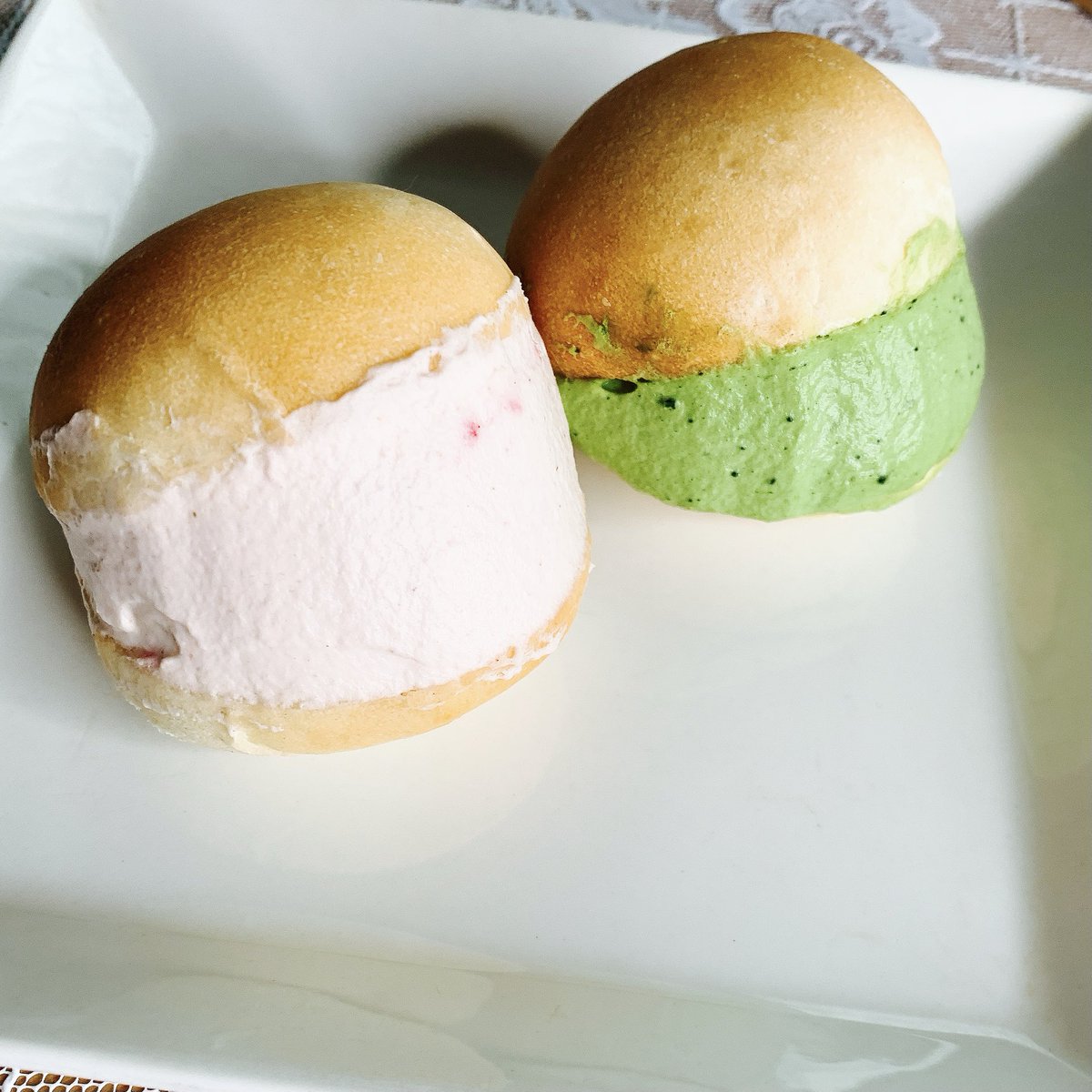 Miharu Ueda 最近良く見かけるマリトッツオ イタリアの伝統的なパン 今回は卵なしバター5 の生地で作ったパン にストロベリーパウダー入の生クリームと抹茶入り生クリームを挟みました 手作りパン パン作り パン作りを楽しもう 手こねパン パン