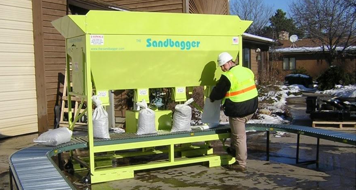 ottawalifers's tweet photo. When threatened by floodwaters, community volunteers have always had to pull together to fill, move, and stack life-saving sandbags. Quebec company Creatium has created a revolutionary tool to do this automatically. https://t.co/ZSKquWjw3b

#CdnBiz #SpringFloods #LocalBusiness https://t.co/ywDP6ory2Y