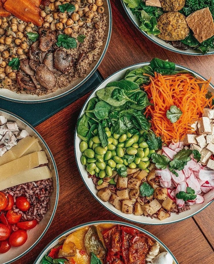 La belle saison pointe le bout de son nez ! 
Profitez d’une salade riche en couleurs &amp; bons ingrédients chez Jour pour des pauses déjeuner ensoleillées, à récupérer en click and collect aux Docks Village. 

#docksvillage #joliette #marseille