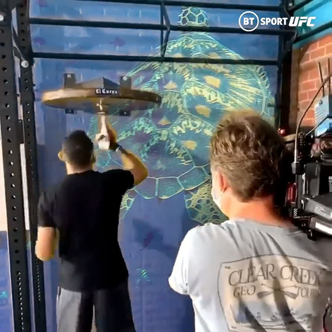 🏔 Up a mountain
🌴 In the jungle
🏝 On an island
🤿 Underwater
@TonyFergusonXT is the type of guy to train anywhere on the planet 🌎 https://t.co/AdtJAG32Uc