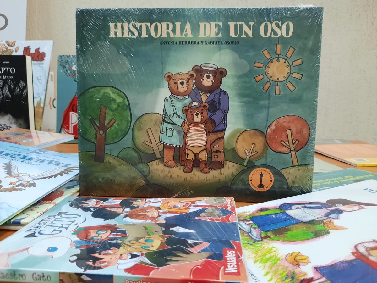 gobmagallanes's tweet photo. #CompartamosLetras Hoy la Seremi de las Culturas 
@kathe_ibacache uniéndose en este compartir, campaña de @OPDMagallanes hizo una entrega de libros a gobernador @AvasquezServie1 
 #Puq #DiaInternacionaldelLibro #IncentivemosLaLectura https://t.co/5KqcseNdE6
