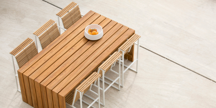 A modern solution to an age-old problem. There's no denying the beauty of natural wood, but it comes at a price. Akula Wood composite material replicates the look and feel of natural teak whilst providing longevity and durability. #teakwood Find out more:
akulaliving.com/pages/custom-b…