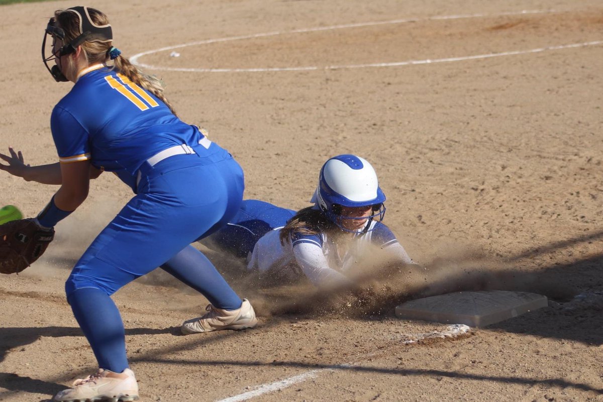 rath_hailey's tweet photo. Eatonville vs Rochester loss 13-14 💙🤍 https://t.co/39IGCe4l2W