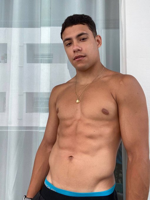 1 pic. #hottwinks https://t.co/Mtzp2ayA3n