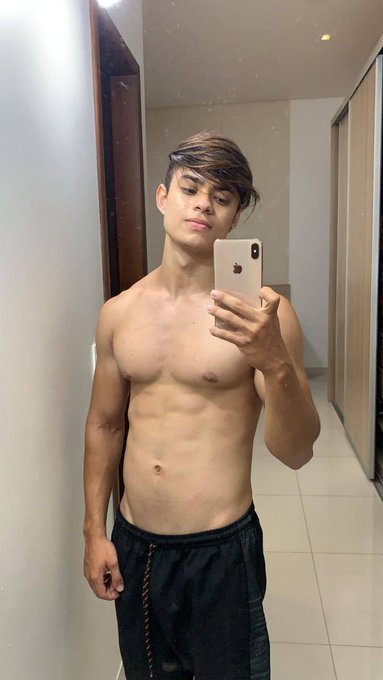 1 pic. #hottwinks https://t.co/Uji0pIddtI