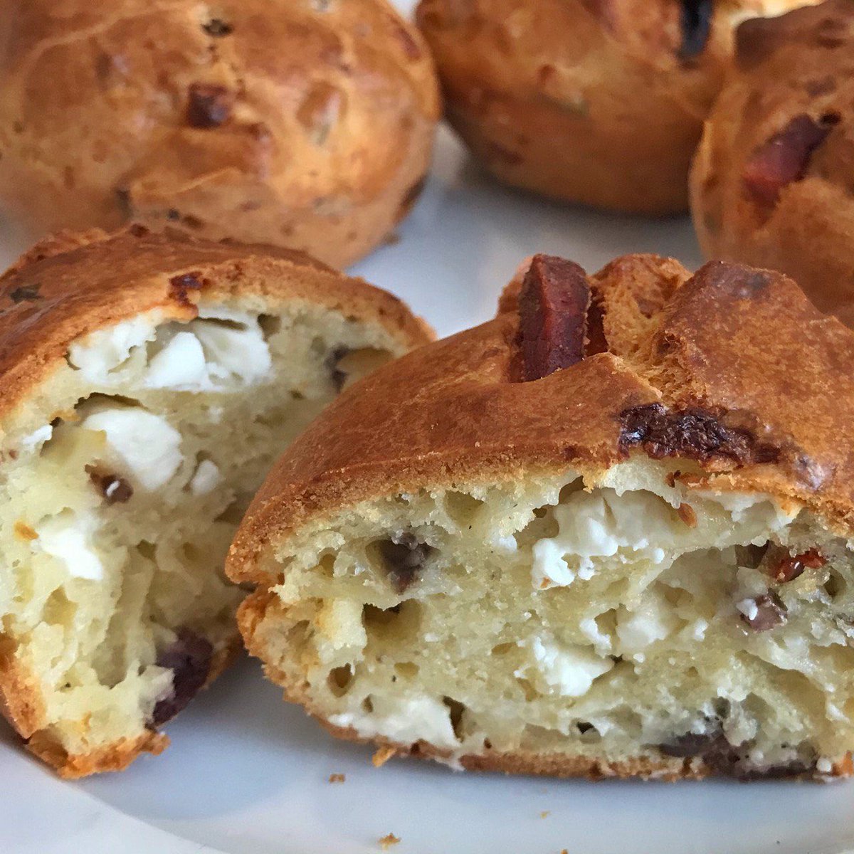 Scones salati con feta, olive e pomodori secchi! Buoni buoni!!

Abbiamo preparato anche una seconda variante con lo speck ;)

Provateli!!

La ricetta qui 👉 pomodorialsole.com/recipes/2021-0…👈

#conpomodorialsole #scones #allagreca #cookingathome #foodblogger #ricette #RecipeOfTheDay