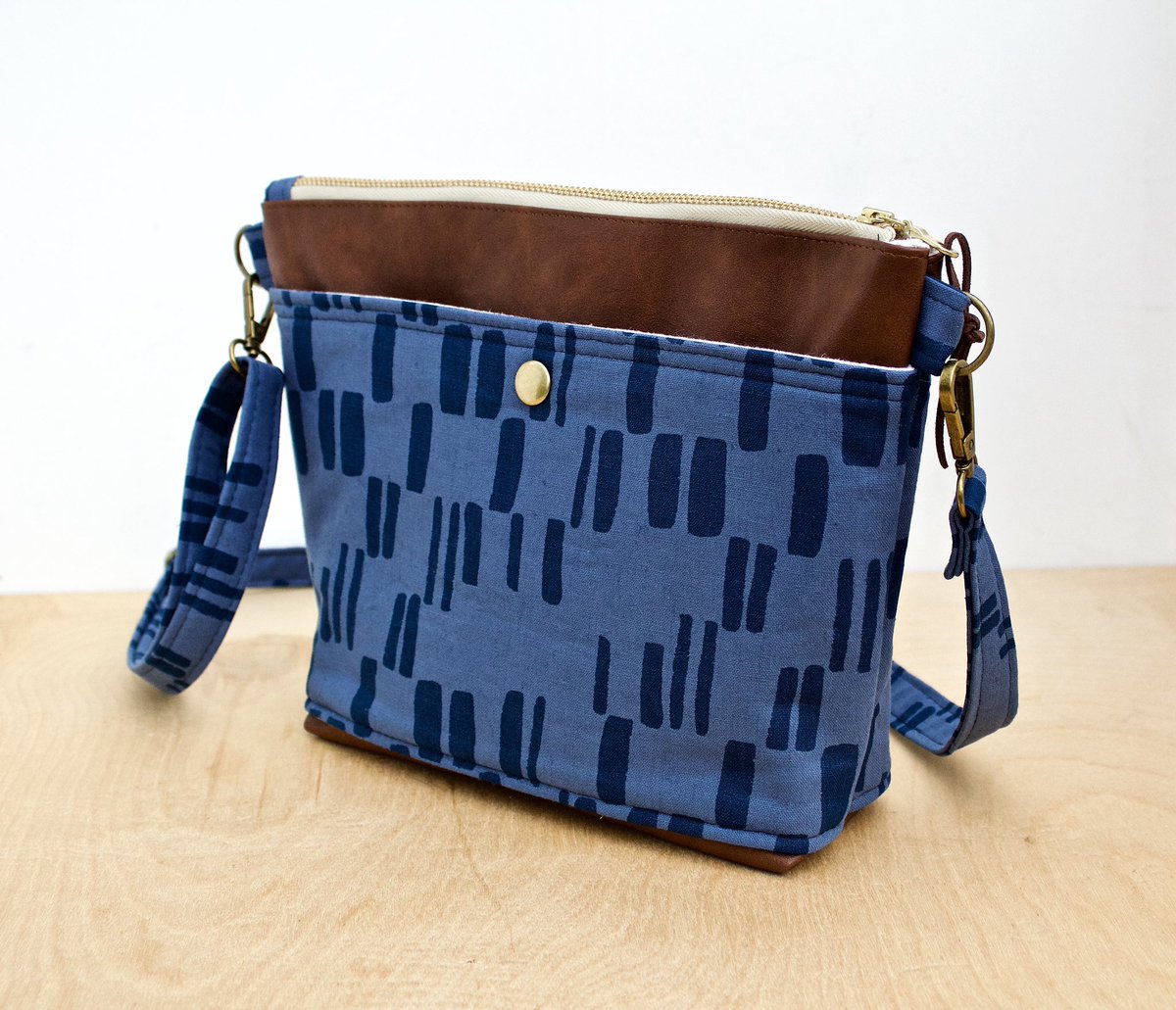 DunsinaneD's tweet photo. New handmade and lightweight crossbody purse available now at https://t.co/oks7bWro03. 

#springfashion #purse #handbag #crossbody #makersmovement #smallbatch #pennsylvania #etsyshop #etsy #robertkaufman https://t.co/jHVCUIeKik