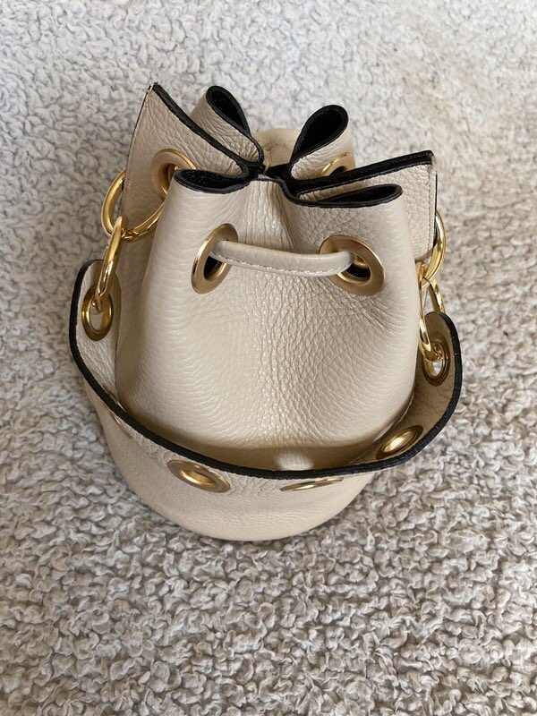 Please RT.  Bags, shoes, boots, men’s and women’s clothes for sale with all proceeds going to RSPCA Chiltern.  I’m selling on <a href="/VintedUK/">Vinted U.K.</a>, search clarep1965 #vinted #RSPCAchiltern #qualitypreloved vinted.co.uk/femmes/sacs-a-…