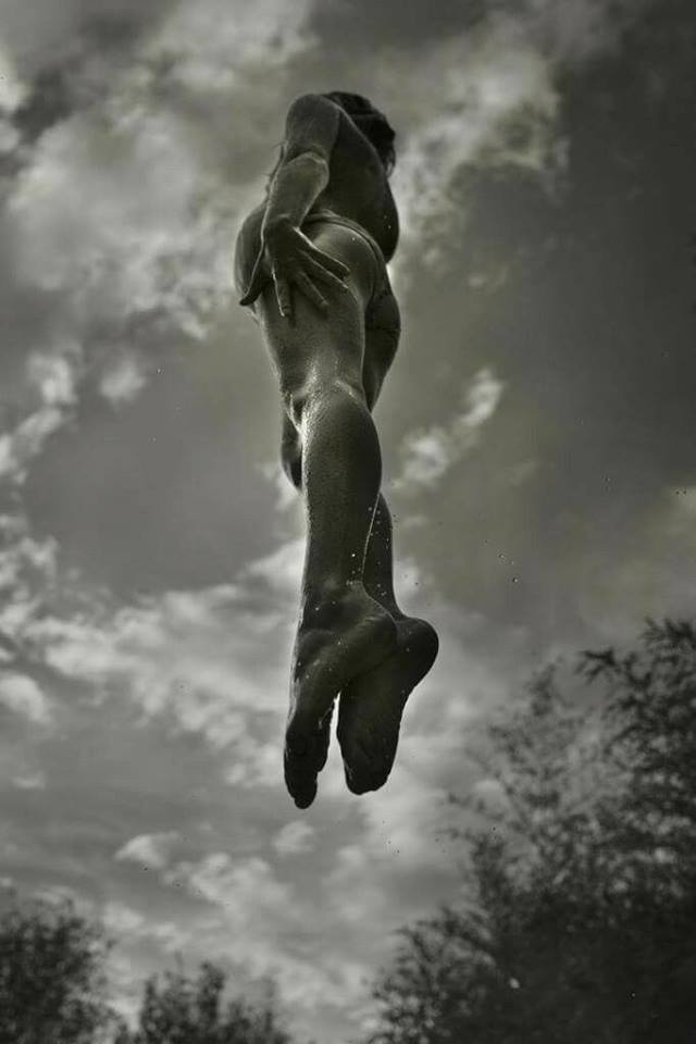 Ci sono dei giorni in cui anche l'universo ti sta stretto.

#photograghy  📷 Alain Laboile.

#LImportanzaDelVuoto #VentagliDiParole