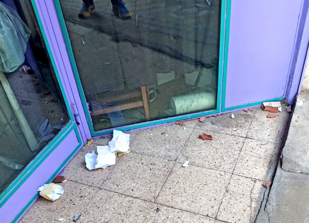 lavillanavk's tweet photo. 📸🔴 Agresión fascista y homófoba contra la Villana 🔴

Hoy antes del acto de V🤮x, han lanzado ladrillos a nuestra puerta. Uno de ellos estaba envuelto en un papel que dice "Por España y por Cristo Rey, Vx será vuestra tumba, maricas"

#VallekasAntifascista #VallekasParaTodas https://t.co/GmZoMmYvSW