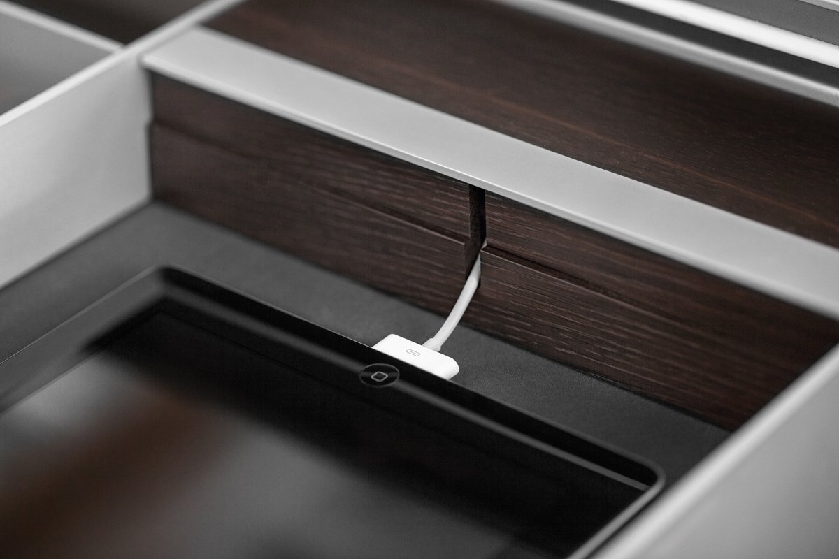 GridThirteen's tweet photo. SieMatic's internal USB charging stations are a neat solution to keep worktops tidy and tech out of sight
#SieMatic #SieMaticUK #SieMaticKitchen #LuxuryKitchen #StorageSolutions #DrawerStorage #HomeOrganisation #InteriorInspo #InteriorDesign #LuxuryHome #DrawerChargingStation https://t.co/dyKcyS0Yrp
