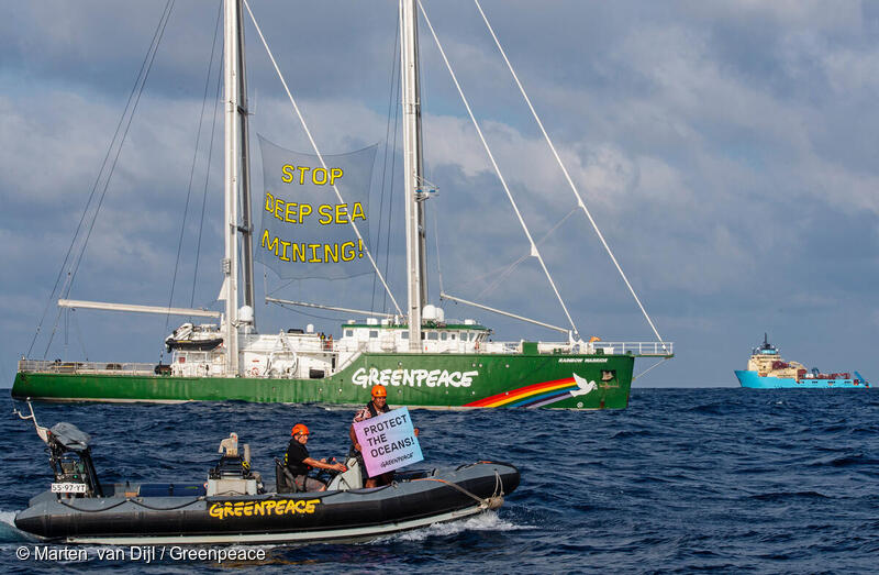 gp_warrior's tweet image. Activists on board the #RainbowWarrior peacefully protested against #DeepSeaMining. “Our people, our land are already facing many threats. I can't stay silent while another one takes away our future,” said Victor Pickering, an onboard activist from Fiji.
#ProtectTheOceans