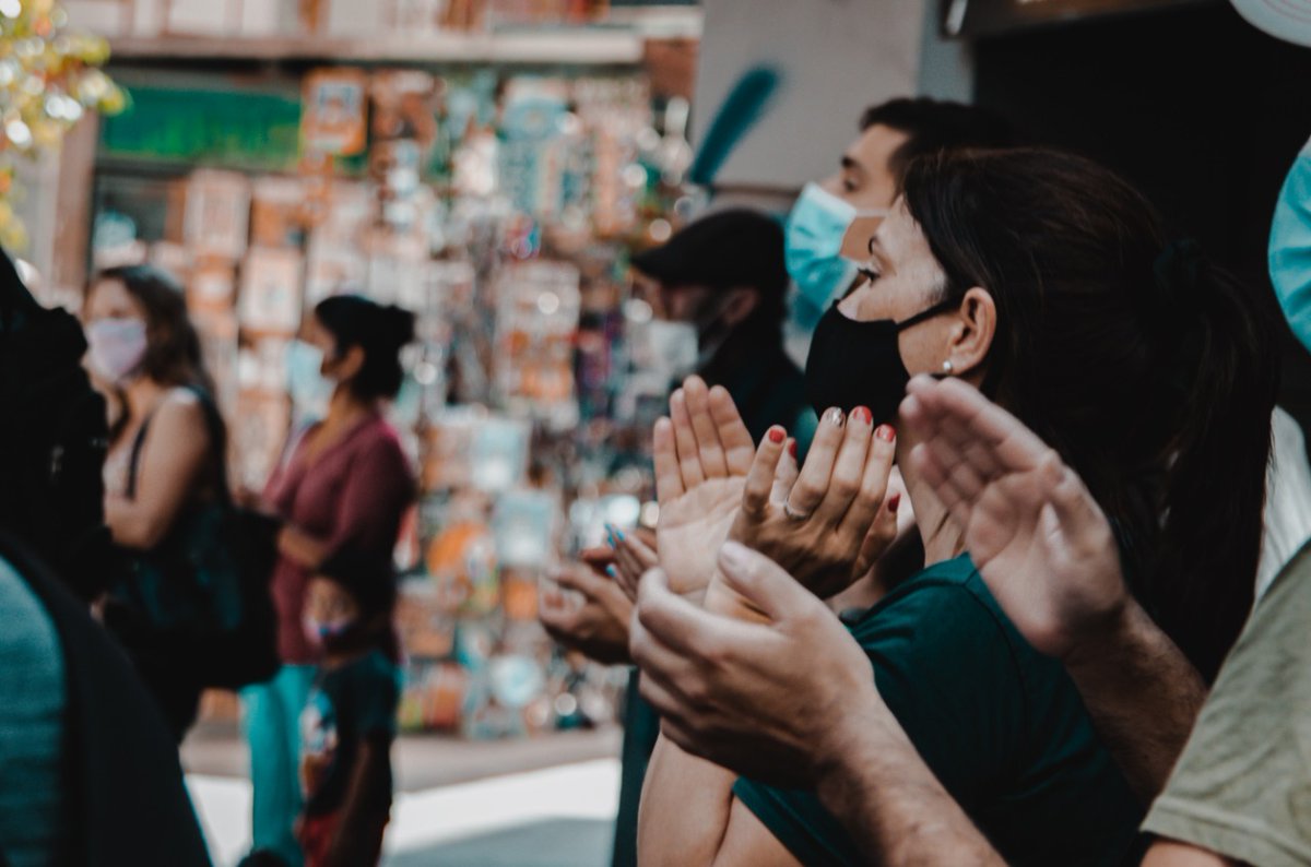 Futuros vecinos , peleando por la casa de todos los seleccionados EBA.
#SorteoEba #ReconstruccionArgentina 
#CasaPropia 
<a href="/lucianoscato/">Luciano Scatolini</a> <a href="/jorgeferraresi/">Jorge Ferraresi</a> <a href="/MinHabitatAR/">Ministerio de Desarrollo Territorial y Hábitat</a> <a href="/Procrear/">Procrear</a> <a href="/EbaProcrear/">PROCREAR EBA</a> <a href="/BancoCiudad/">Banco Ciudad</a> <a href="/BcoHipotecario/">Banco Hipotecario</a>