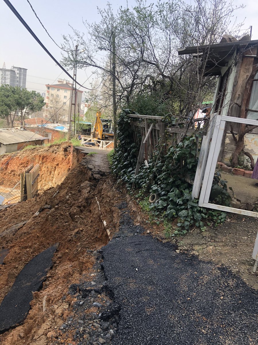 84ranip's tweet photo. @gokhanyukselist @kartalbld Merkezler ne kadar önemli ise diğer yerlerde önemli olunmalı evim de çatlaklar var konuyla kimse ilgilenmiyor alt�� üstü kayıt yaptırın denilip duruluyor dün yaptım zaten icraat yok icraat https://t.co/xzWUWMqNhB