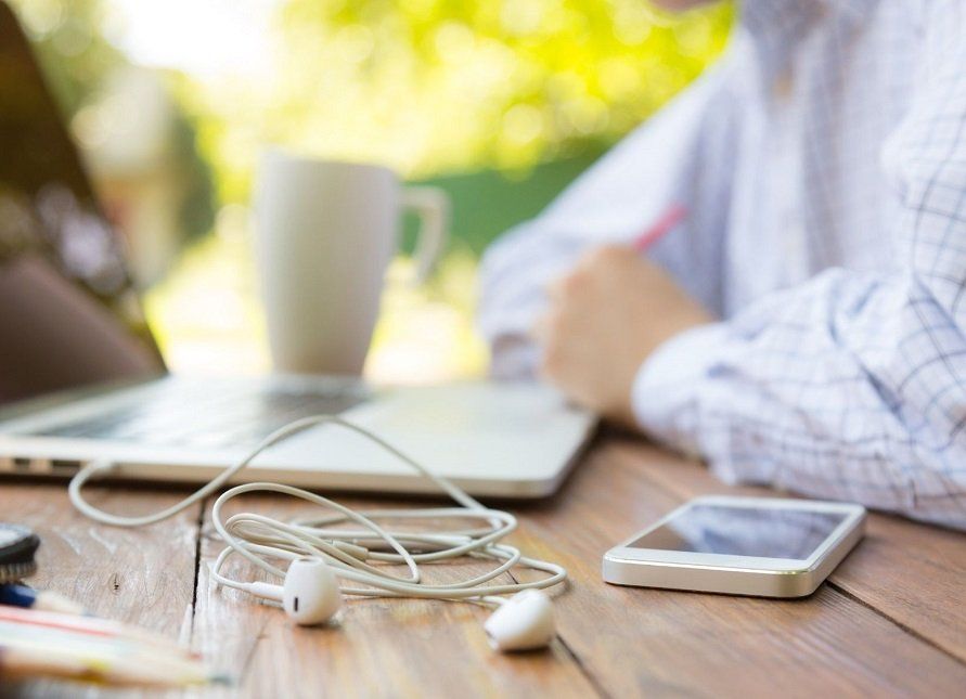 It’s important that you can pick-up your home office and take it with you wherever you need to go. If you can only work from home, then in some ways that’s just as restrictive as working in an office environment every day. bit.ly/2PJArHj
#wfh #homeoffice #remotework