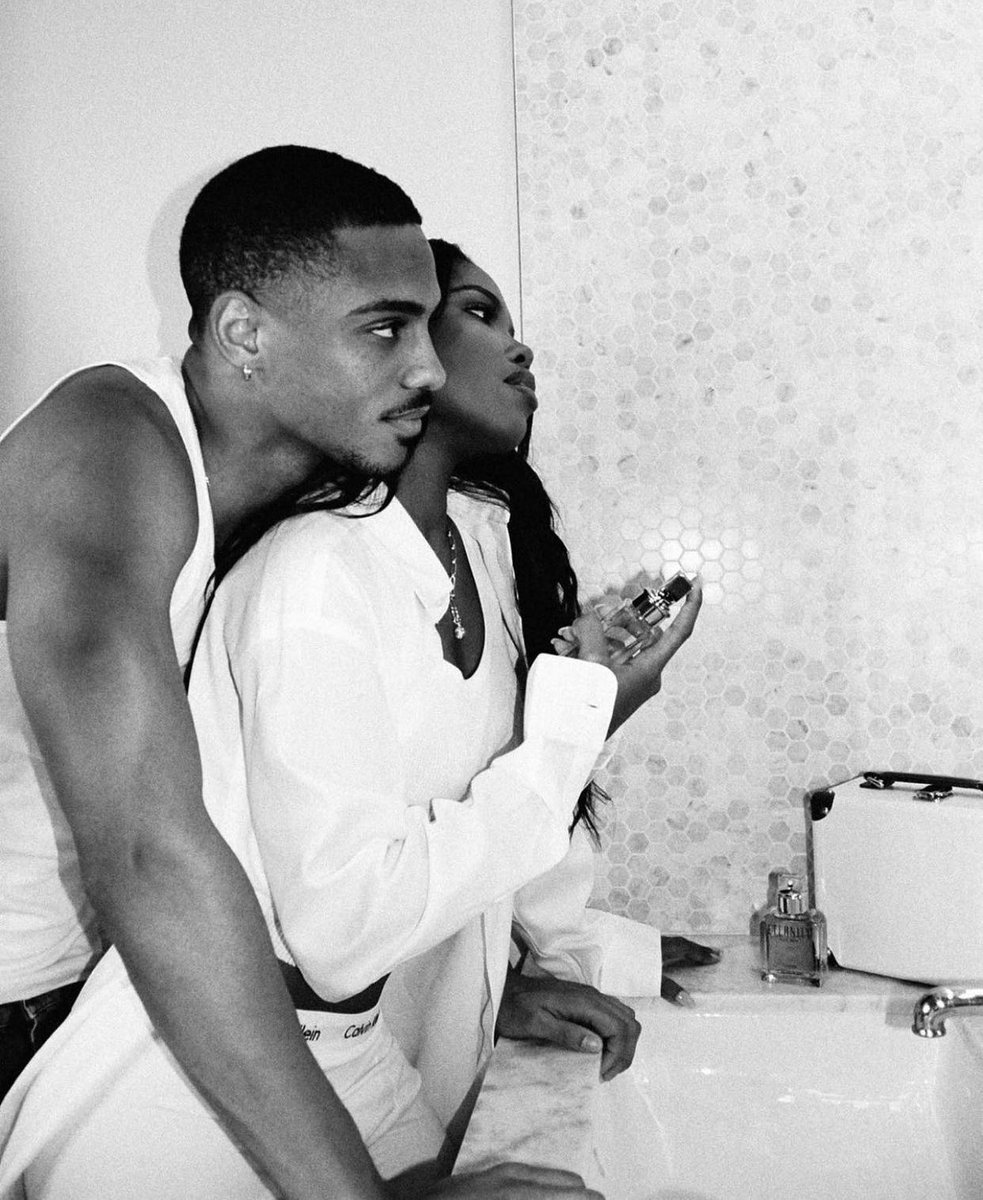 blacktwiterthrd's tweet image. I love how quiet their relationship is 🖤