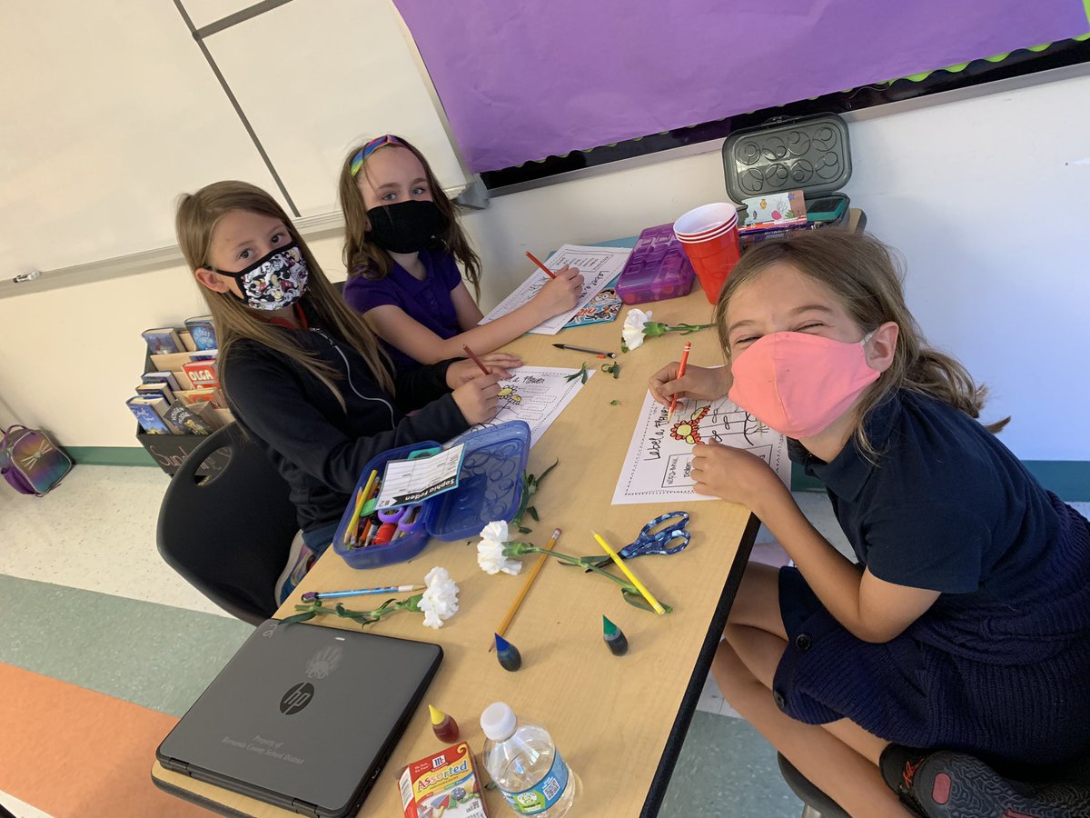 MsDemaris3's tweet image. Science stations are soooo much fun!!!! ❤️❤️🥳🧪