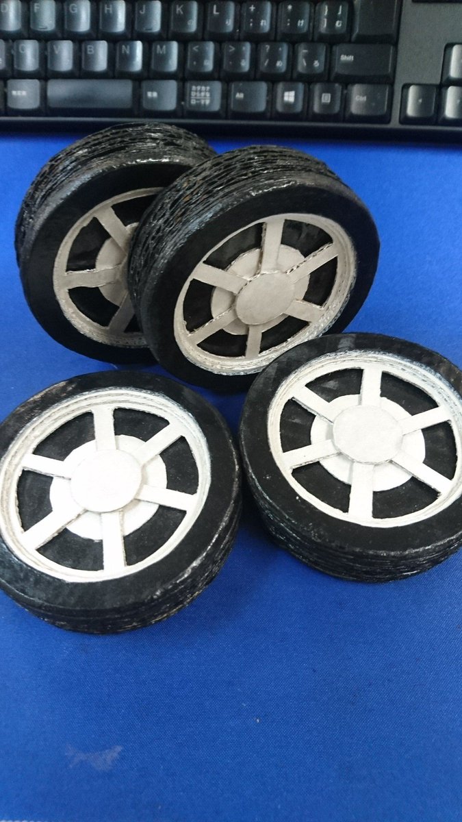 アースダンボール 段ボール通販 No Twitter アースダンボールの 今日は何の日 おはようございます 今日は タイヤの日 これはすごい かな 当アカウント中の人作のミニチュアタイヤ もちろんallダンボール製 ご紹介記事はこちら T Co