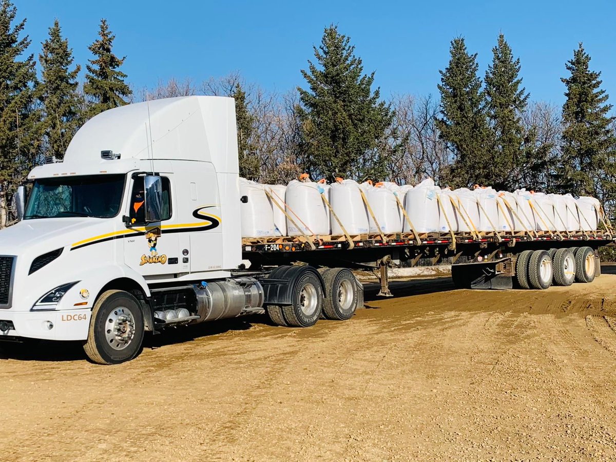 TimacAgroCanada's tweet image. Time to hit the road! 🚛💨

This load of PhysioPro is on its way to a customer in Watson, Saskatchewan! It will help enhance plant development and trigger calcium absorption for their crop. ca.timacagro.com #ThinkDifferentFarmBetter #AgTwitter #CdnAg
