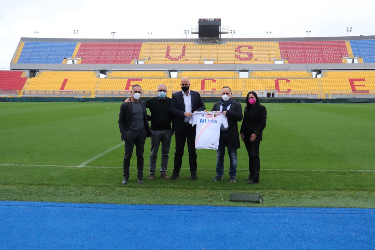 OfficialUSLecce's tweet photo. ☀️❤️ In campo con Spal e Monza indossando la maglia con i nomi dei tifosi e delle tifose che hanno sottoscritto l’ #USLecceProgram #avantilecce https://t.co/ni5E3CxkuC