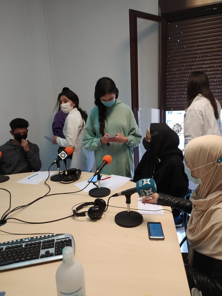 Ins_JosepTapiro's tweet photo. Realitzant el primer programa de ràdio dels nanos del sud. A partir de dilluns penjat al seu Instagram i als web de l'institut Josep Tapiró. https://t.co/rXSZW9TYkD