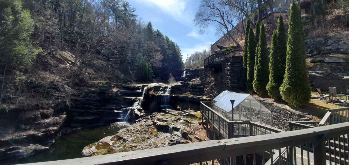 Spring has sprung in the Pocono Mountains! 

#ledgeshotel #poconomtns #poconos #TakeMeToLedges #discovernepa #stayselect #historichotel #spring #springitonpa #visitpa #SettlersHospitality #hawleypa #delawarehighlands