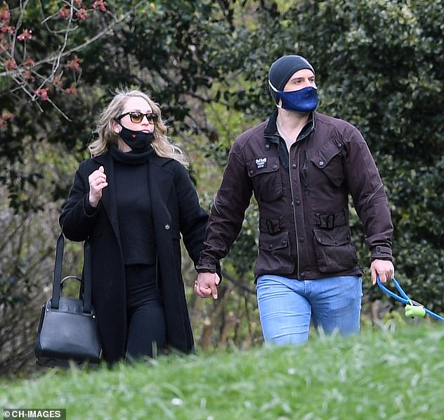Pagina Nerddica on X: O Jornal Daily Mail acabou de postar fotos do ator Henry  Cavill passeando por Londres com sua nova namorada, ainda não se sabe quem  é a moça.  /