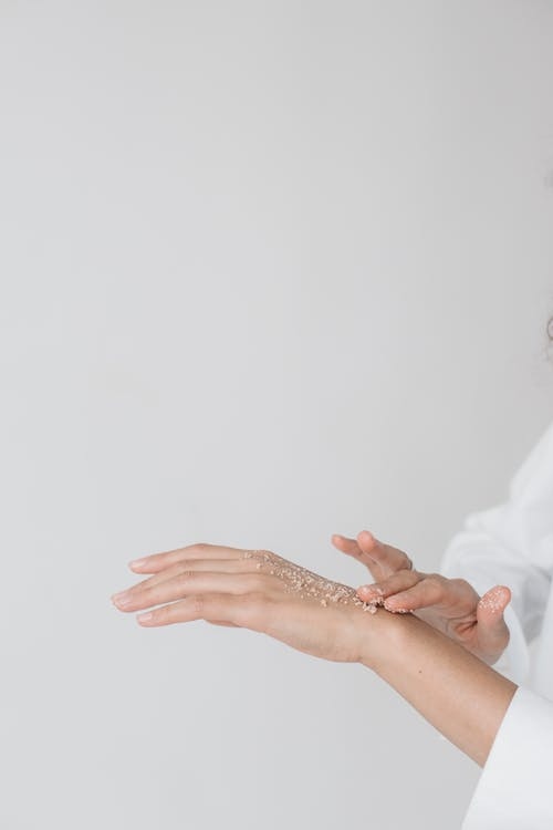 vickimorav's tweet photo. Exfoliation is the process of removing dead skin cells from the surface of your skin and if not done properly, it can do more harm than good! Since exfoliation might not work the same for everyone, it’s important to consider your skin type!

https://t.co/JCzeP0y5zl https://t.co/jE8xWVM9R7